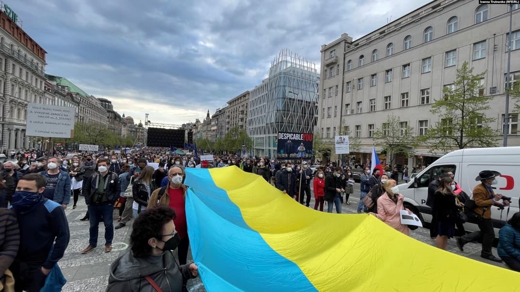 Прапор України на акції протесту проти російського впливу в Чехії