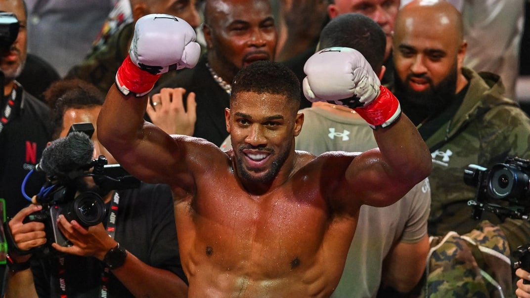 Британський боксер Ентоні Джошуа святкує перемогу над американським боксером Джейком Полом, 19 грудня 2025 року