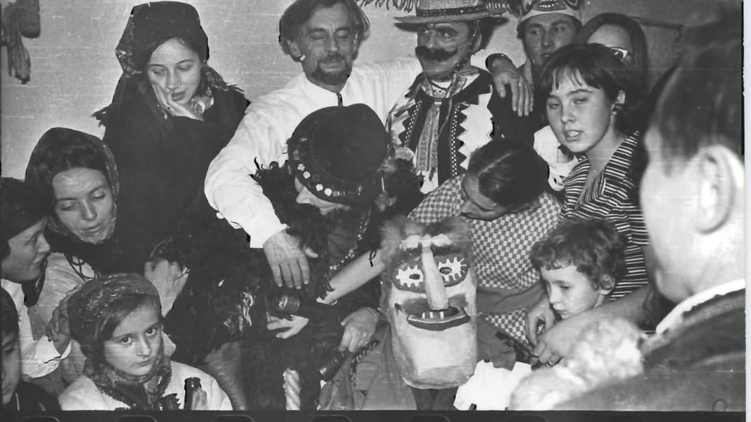 Рождественская коляда в доме Иваничуков. На фото: Дзвинка Калинец (девочка), Ирина Стасив-Калинец, Марьян Гатало (в шляпе). Львов, 1972