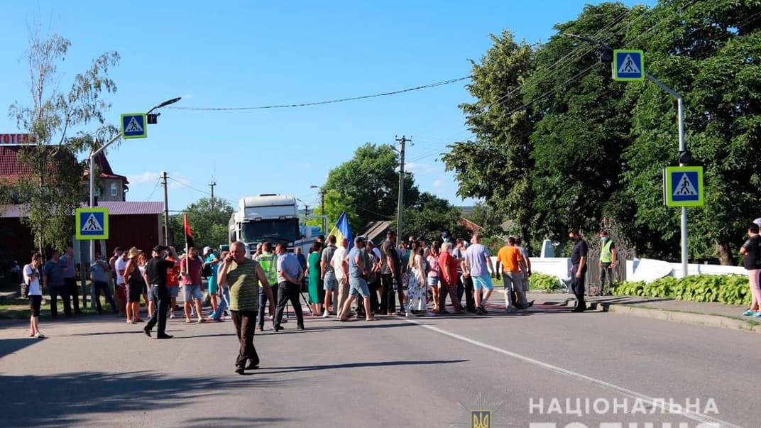 У Чернівецькій області протестували проти адмінреформи: перекрили трасу, в сутичках постраждав поліцейський