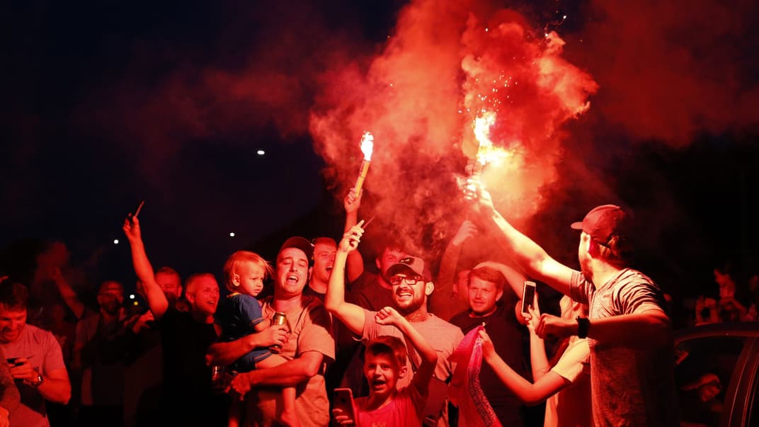 Фанати «Ліверпуля» святкують перше за 30 років чемпіонство біля клубного стадіону «Енфілд», Ліверпуль, Велика Британія, 25 червня 2020 року