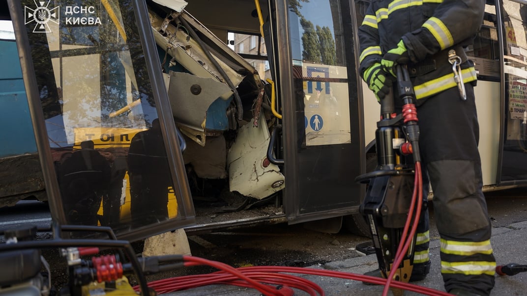 В Соломенском районе Киева грузовик наехал на маршрутку с пассажирами, 21 октября 2024 года