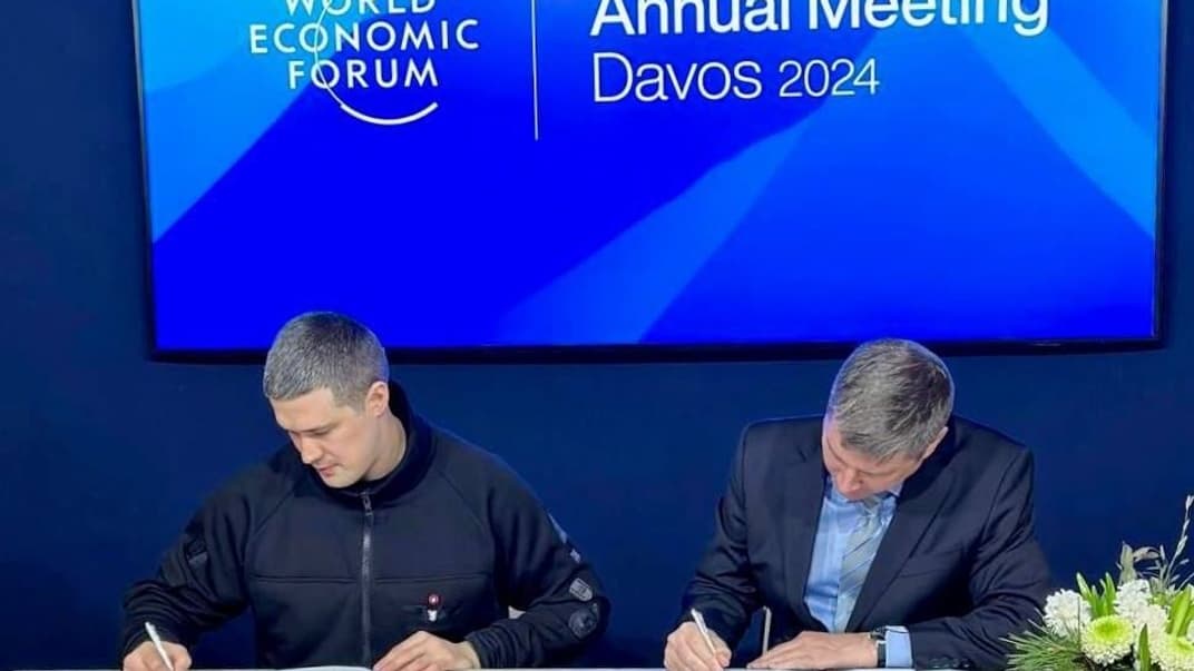 Міністр цифрової трансформації Михайло Федоров (ліворуч) підписує угоду про створення в Києві GovTech-центру