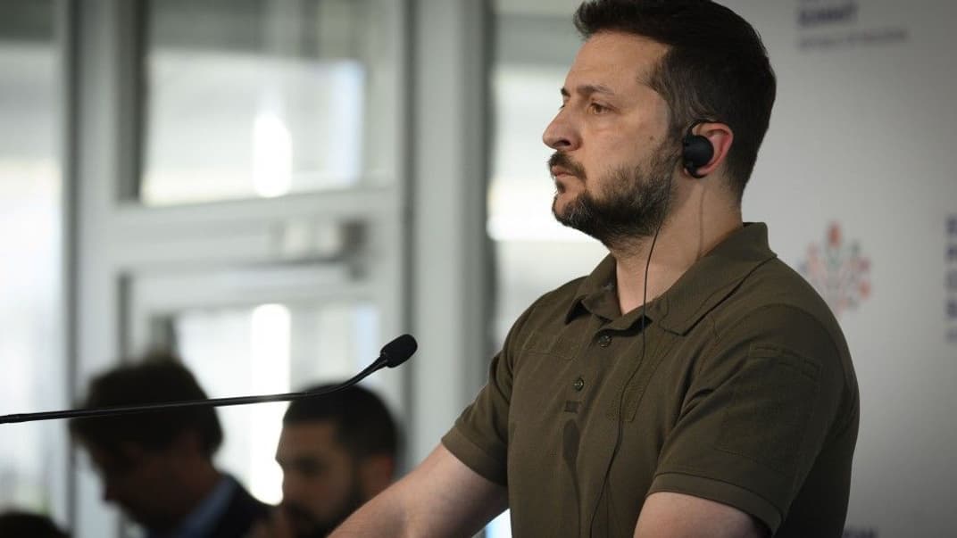 Президент Володимир Зеленський під час спілкування з представниками ЗМІ в межах другої зустрічі Європейської політичної спільноти у Молдові, 1 червня 2023 року