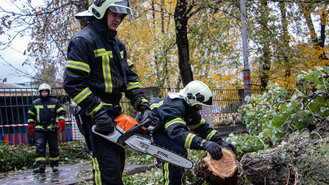 Спасатели ликвидируют последствия непогоды в Украине, 28 октября 2023 года