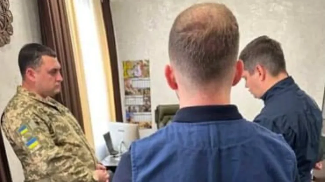 Працівники ДБР та полковник Петро Ткачук