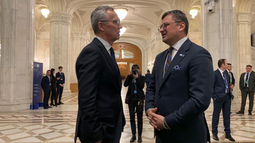 Генсек НАТО Єнс Столтенберг та міністр закордонних справ України Дмитро Кулеба, 30 листопада 2022 року
