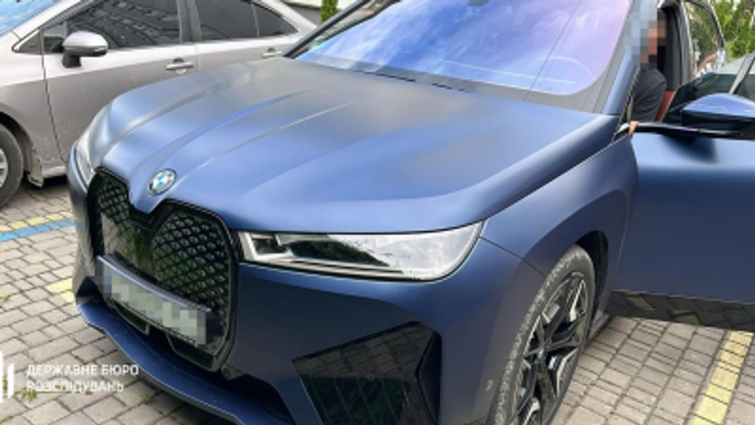 Незадекларований автомобіль BMW, яким, за даними ДБР, користується чоловік посадовиці