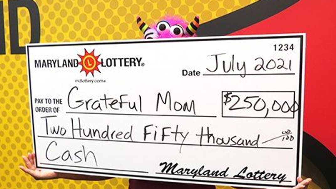 Победительница лотереи Мэриленда, 47-летняя курьер Uber Eats. На билете написано на английском «Благодарная мама»: женщина пожелала сохранить анонимность