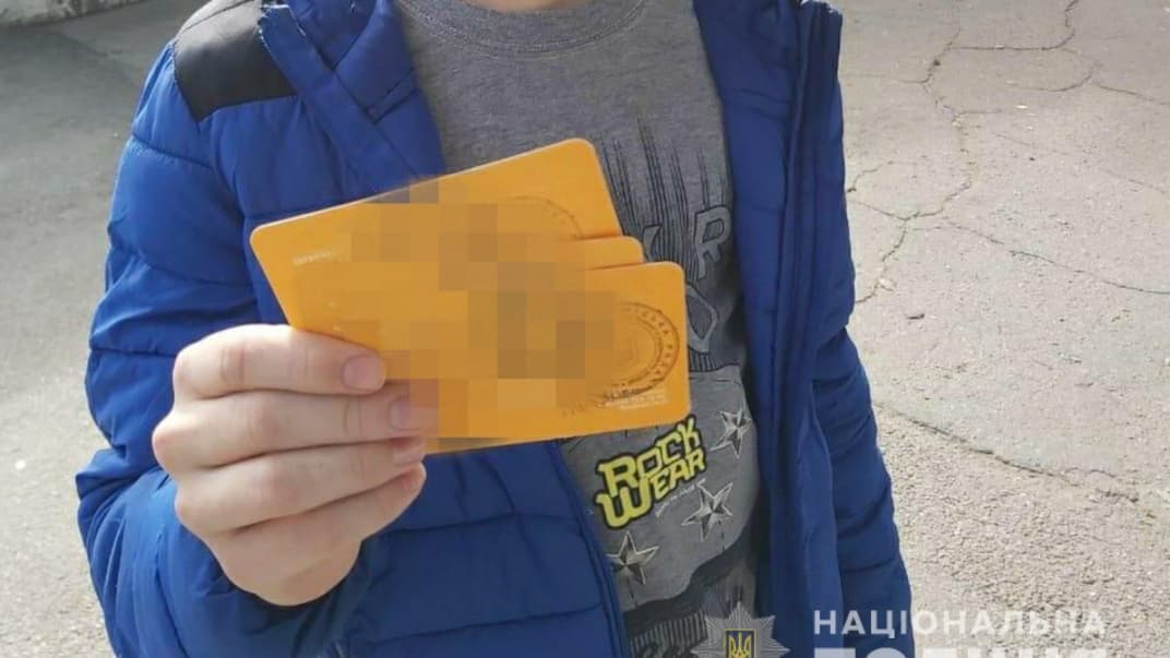 Син чоловіка, який продавав підроблені спецпропуски