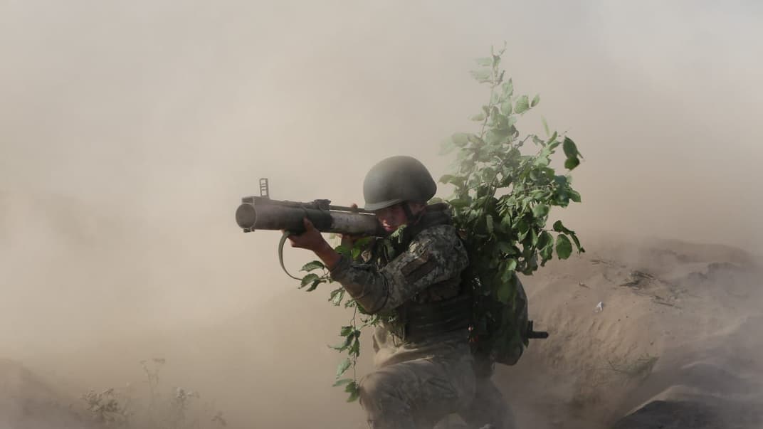 Украинский военный ведет огонь. Иллюстративное фото