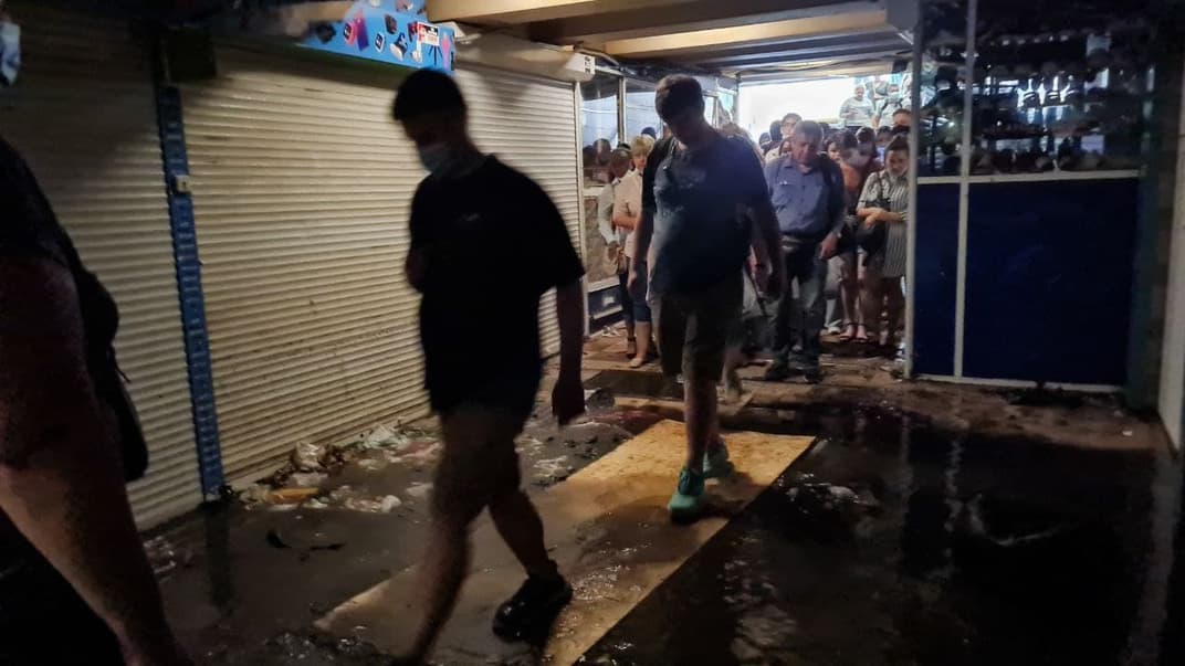 Люди йдуть до входу на станцію метро «Академмістечко» зранку 20 липня, Київ