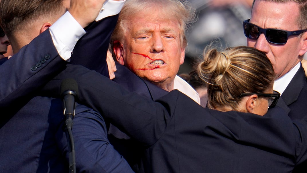 Дональд Трамп на сцене в Батлере после пережитого покушения на убийство