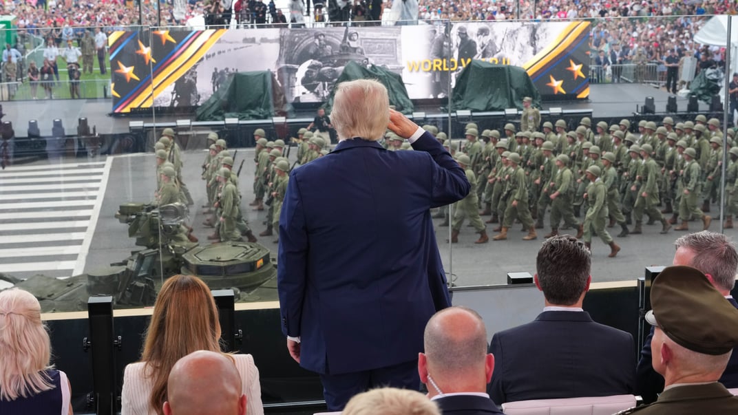 Президент США Дональд Трамп вітає колону американських військових під час параду з нагоди 250-річчя армії США