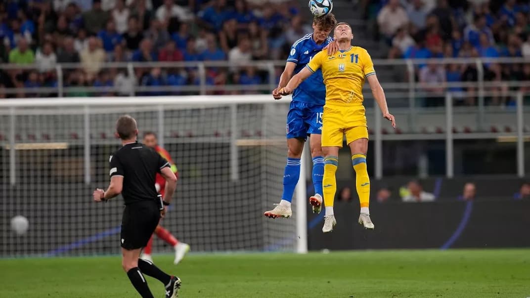 Український футболіст Артем Довбик (праворуч) та італійський гравець Джорджіо Скальвіні під час відбіркового матчу групи C Євро-2024, 12 вересня 2023 року