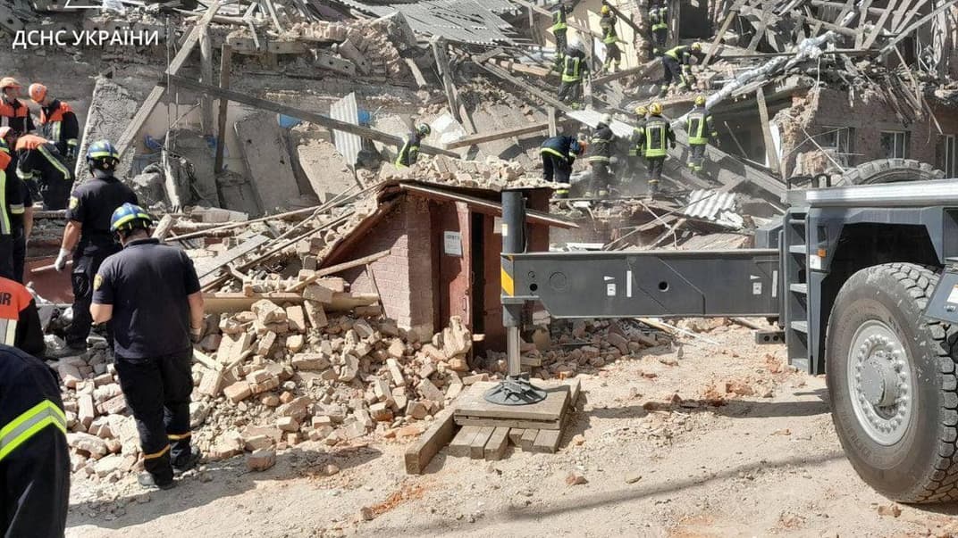 Спасатели работают на месте школы в Ромнах, в которую попал российский дрон, Сумская область, 23 августа 2023 года