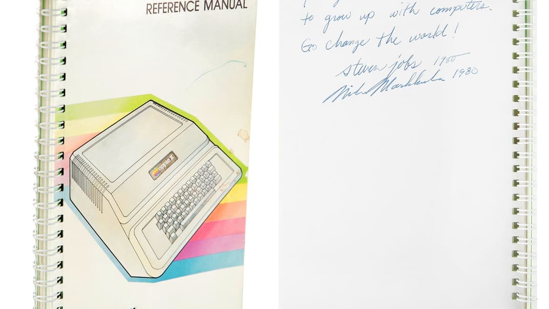 Экземпляр инструкции по использованию Apple II с подписью Стива Джобса, который продали за 787 тысяч долларов на аукционе