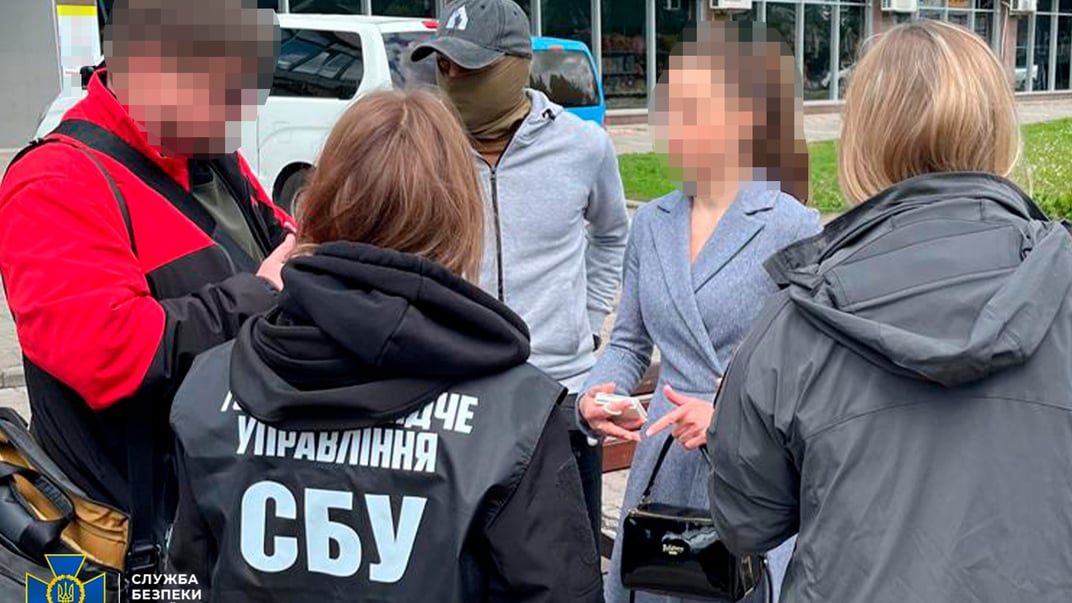 СБУ затримала працівницю сумського вишу за вимагання хабарів