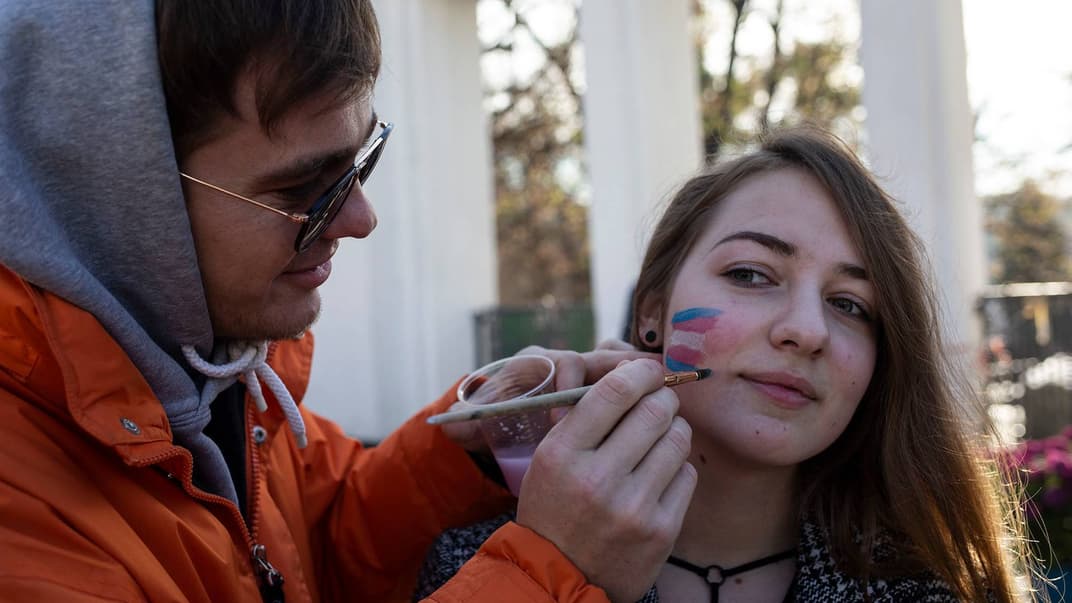 Учасники маршу розмальовують обличчя у кольори трангендерного прапору. Він був створений у 1999 році американською трансгендерною жінкою Монікою Хелмс і вперше показаний на параді у Феніксі, штат Арізона, США у 2000 році. Полотно якого складається з поздовжніх смуг блакитного, рожевого та білого кольору. Його авторка пояснює, що блакитні та рожеві смуги символізують чоловічу та жіночу стать відповідно, тоді як білий — інші стани (інтерсексуальність, трансгендерність, невизначений гендер)