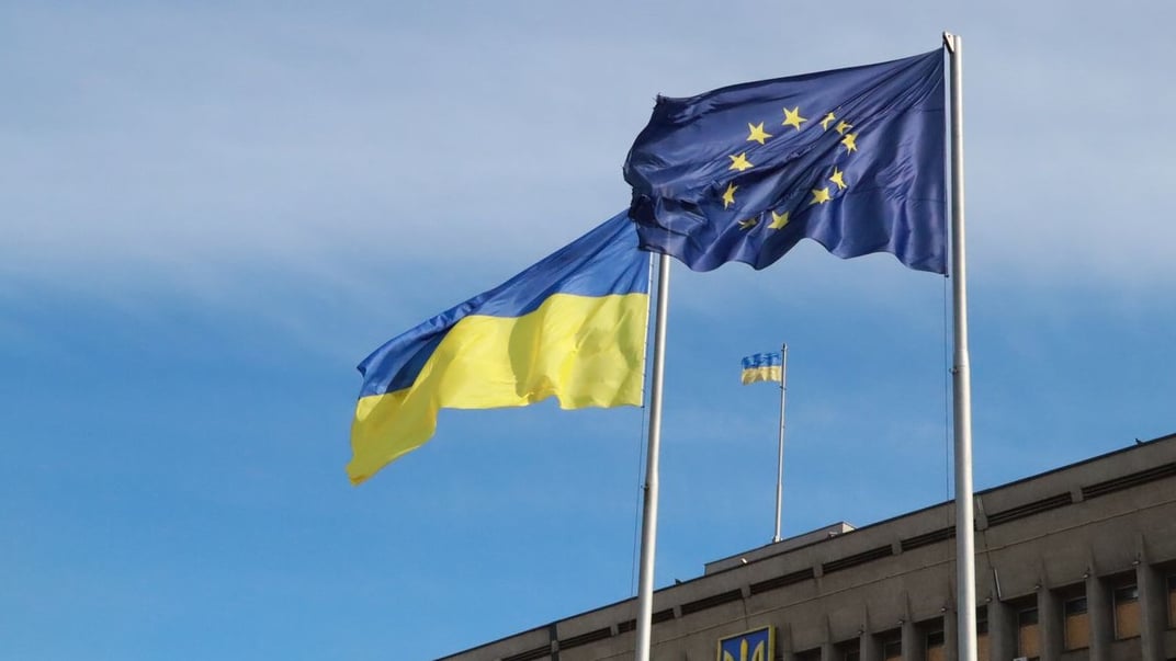 Иллюстративное фото. Флаги Украины и ЕС развеваются возле Запорожской ОВА