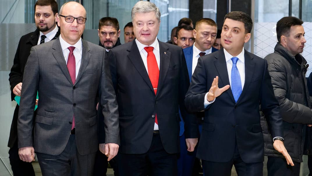 І спікер парламенту, і прем'єр публічно підтримали висунення Петра Порошенка в президенти (на фото зліва направо: голова Верховної Ради Андрій Парубій, президент України Петро Порошенко та прем’єр-міністр Володимир Гройсман під час Форуму місцевого самоврядування у Києві, 5 грудня 2018 року)