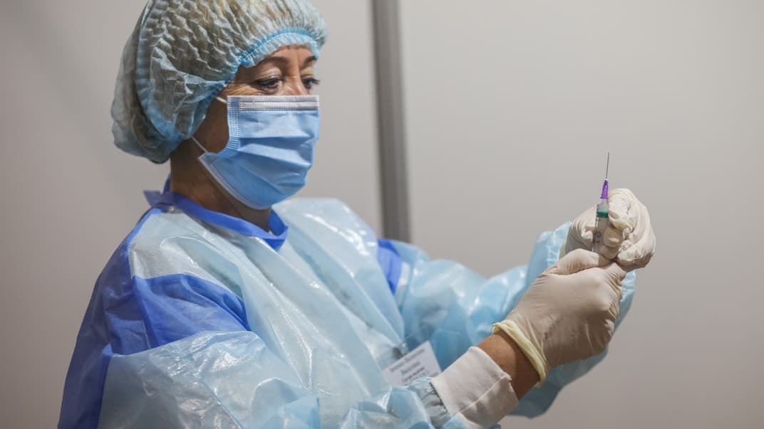 Медсестра готує укол вакцини CoronaVac проти COVID-19 в рамках програми вакцинації за допомогою мобільного додатку «Дія»в Києві, 29 травня 2021 року.