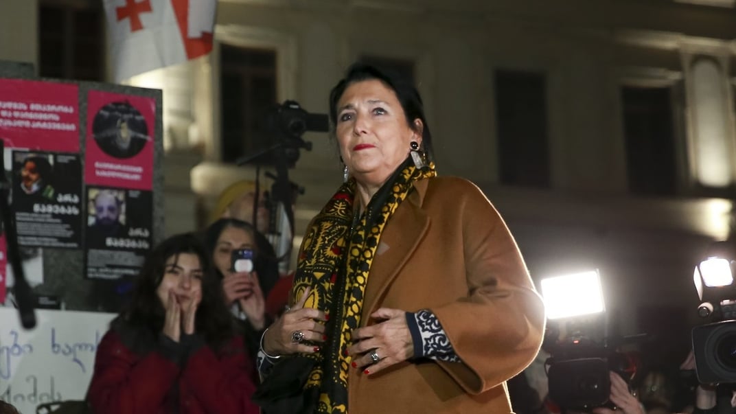Президентка Грузії Саломе Зурабішвілі під час мітингу перед будівлею парламенту в Тбілісі, 22 грудня 2024 року