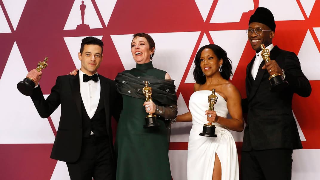Зліва направо: американський актор, володар нагороди «Оскар» за найкращу чоловічу роль у стрічці «Богемна рапсодія» Рамі Малек, британська актриса, володарка нагороди «Оскар» за найкращу жіночу роль у стрічці «Фаворитка» Рамі Малек Олівія Колмен, володарка «Оскару» за найкращу жіночу роль другого плану у фільмі «Якщо Біл-стріт могла б заговорити» Реджина Кінг та володар чоловічого «Оскару» за за найкращу роль другого плану у фільмі «Зелена книга» Магершала Алі фотографуються після церемонії нагородження, Каліфонія, США, 24 лютого 2019 току