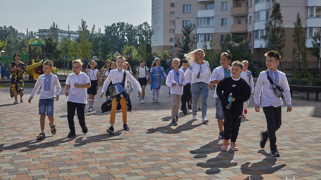 Як діти пішли до школи у Бучі, де 5 місяців тому були окупанти (ФОТОРЕПОРТАЖ)