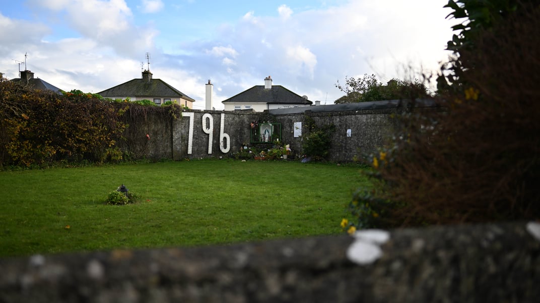 Меморіальна ділянка, на якій раніше стояв Будинок матері та дитини, де поховали 796 дітей