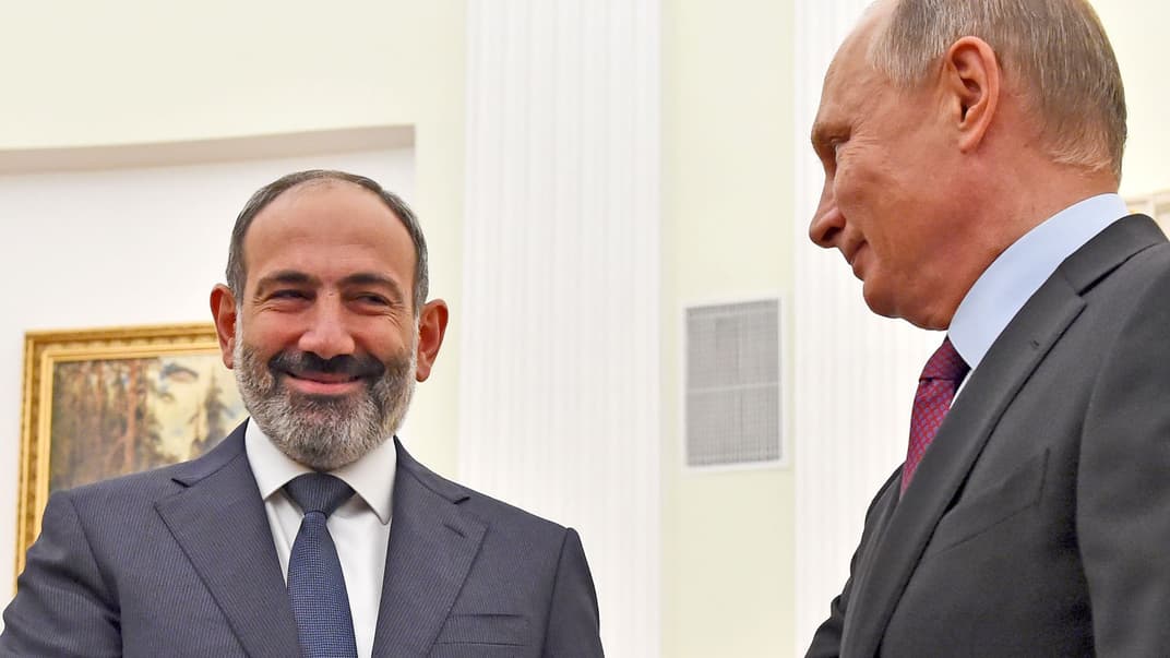 Президент россии владимир путин (справа) и премьер-министр Армении Никол Пашинян во время встречи в Москве, рф, 8 сентября 2018 года