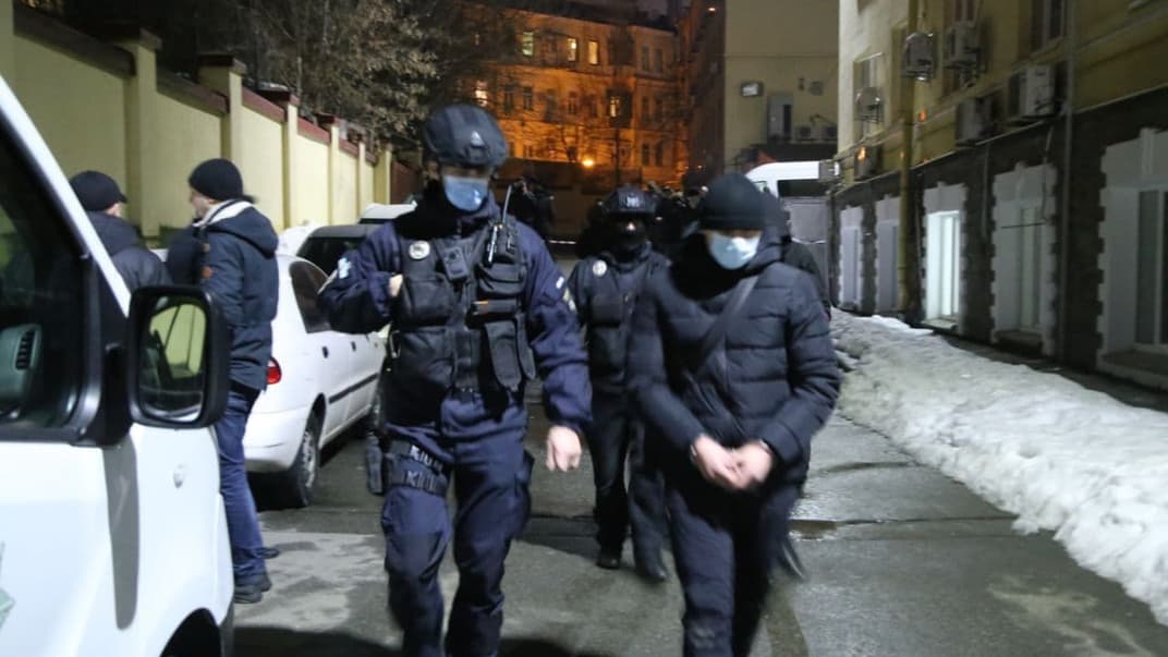 Правоохоронці перевіряють автобус та працівників охоронної фірми «Шторм» після стрілянини на будмайданчику у Києві, 25 лютого 2021 р.