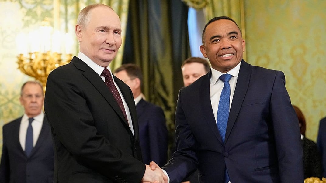 глава рф путін та президент Мадагаскару Майкл Рандріаріна глава рф путін та президент Мадагаскару Майкл Рандріаріна