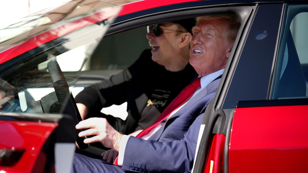 Президент США Дональд Трамп та його старший радник, гендиректор Tesla і SpaceX Ілон Маск сидять в автомобілі Tesla Model S на Південній галявині Білого дому, 11 березня 2025 року