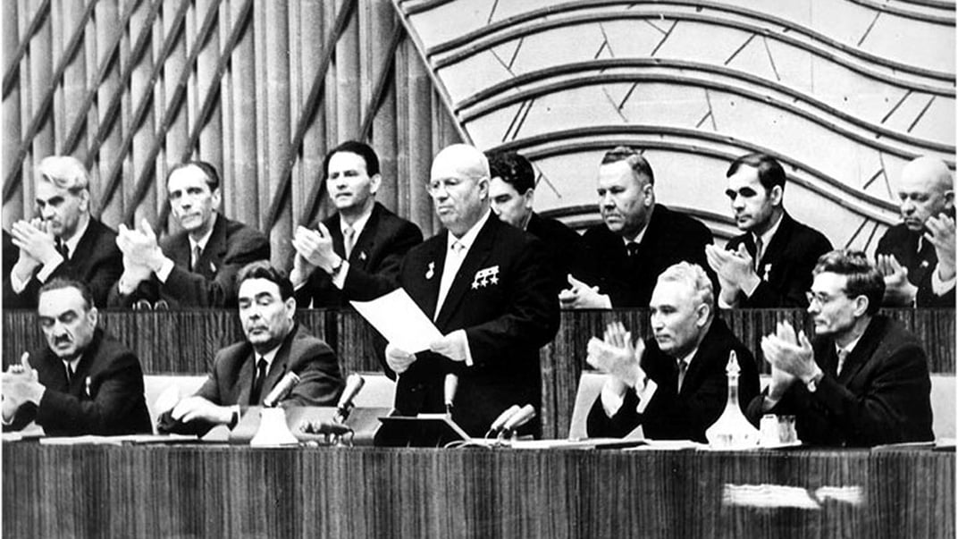 Микита Хрущов читає доповідь із засудженням культу особи Йосипа Сталіна