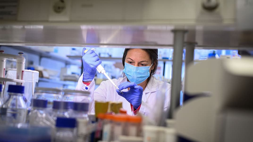 Ученый работает над разработкой и исследованием нового теста на на выявление коронавируса в организме человека в биотехнологической лаборатории в Мадриде, Испания, 12 мая 2020 года