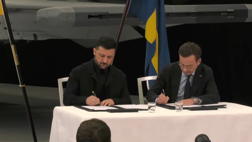 Президент України Володимир Зеленський та прем’єр-міністр Швеції Ульф Крістерссон під час підписання угоди 22 жовтня