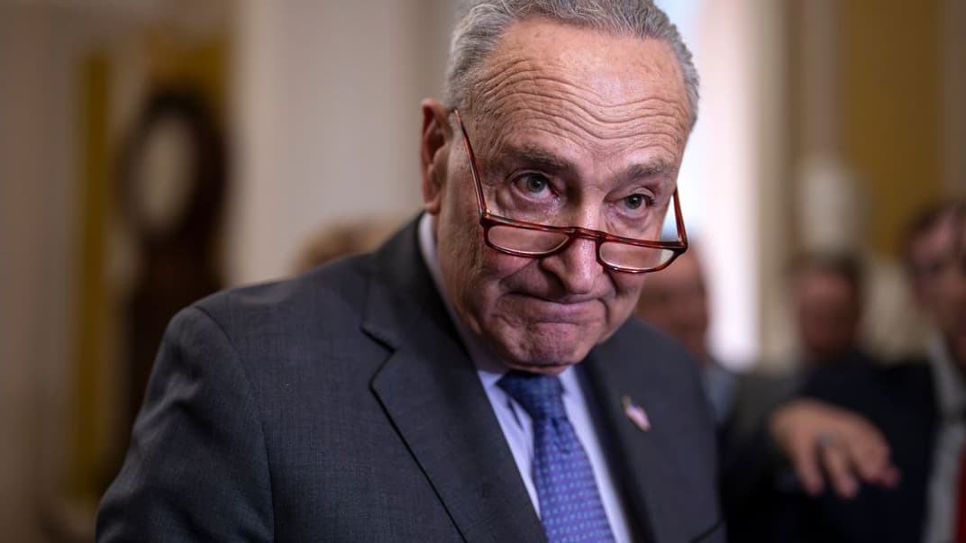 Лидер большинства в Сенате США Чак Шумер на встрече с прессой во время обсуждения окончательного пакета законопроектов о расходах, март 2024 года