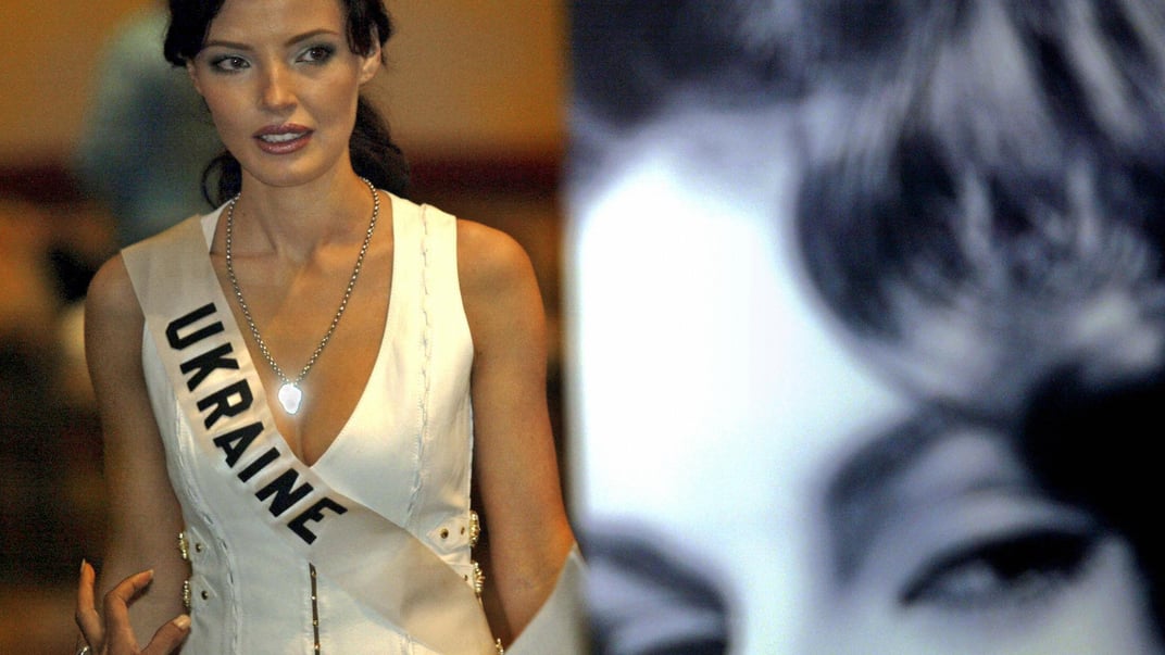 «Міс Україна» Олександра Ніколаєнко позує фотографам в Кіто, Еквадор, 31 травня 2004 року