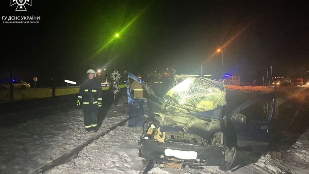Рятувальники деблокували постраждалого з автомобіля, що зіткнувся з потягом