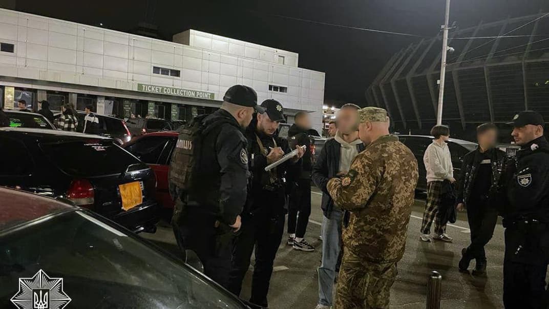 Співробітник військкомату та поліція виписують повістку учаснику заходу автолюбителів