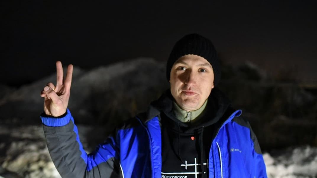 Російський активіст Костянтин Котов після виходу на волю з колонії №2 в місті Покров Володимирської області, Росія, 16 грудня 2020 року