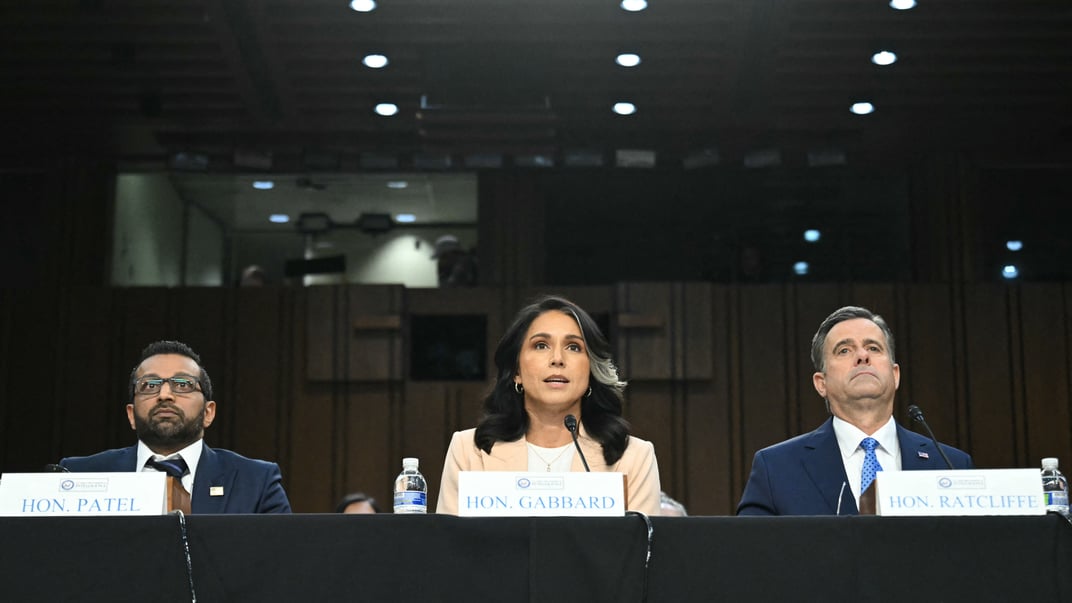 Ілюстративне фото. Директор ФБР Кеш Пател, директорка національної розвідки Тулсі Габбард і директор ЦРУ Джон Реткліфф дають свідчення на слуханнях у Комітеті з розвідки Сенату у Вашингтоні, 25 березня 2025 року