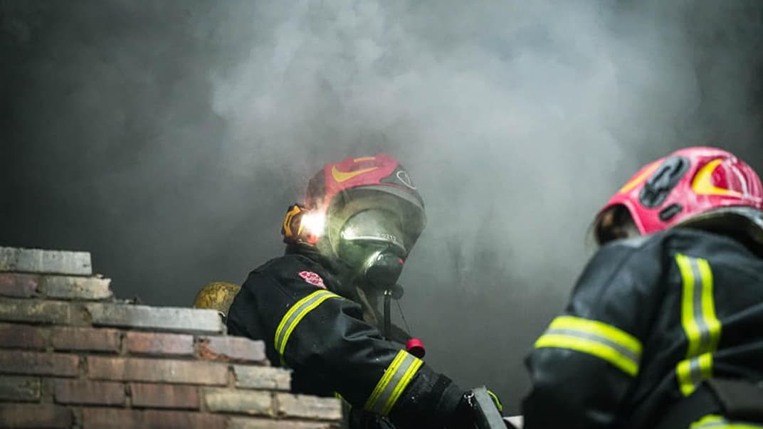 Рятувальники у Києві ліквідовують наслідки російських обстрілів, 15 листопада 2022 року