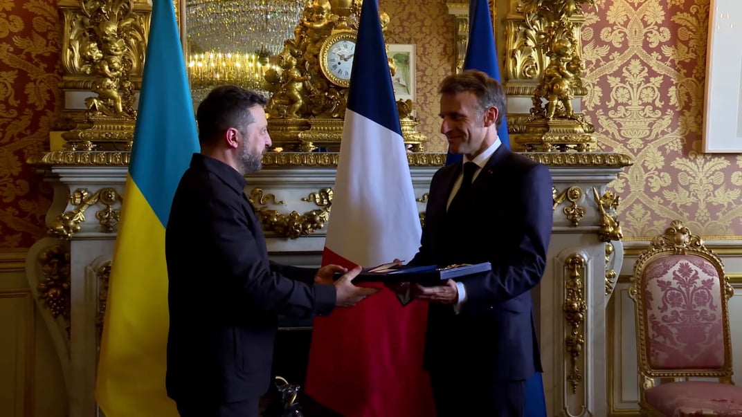 Президент України Володимир Зеленський вручає Емманюелю Макрону орден Свободи