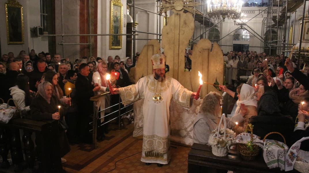 Пасхальное богослужение в кафедральном соборе Святой Троицы Православной церкви Украины в Луцке, 16 апреля 2023 года