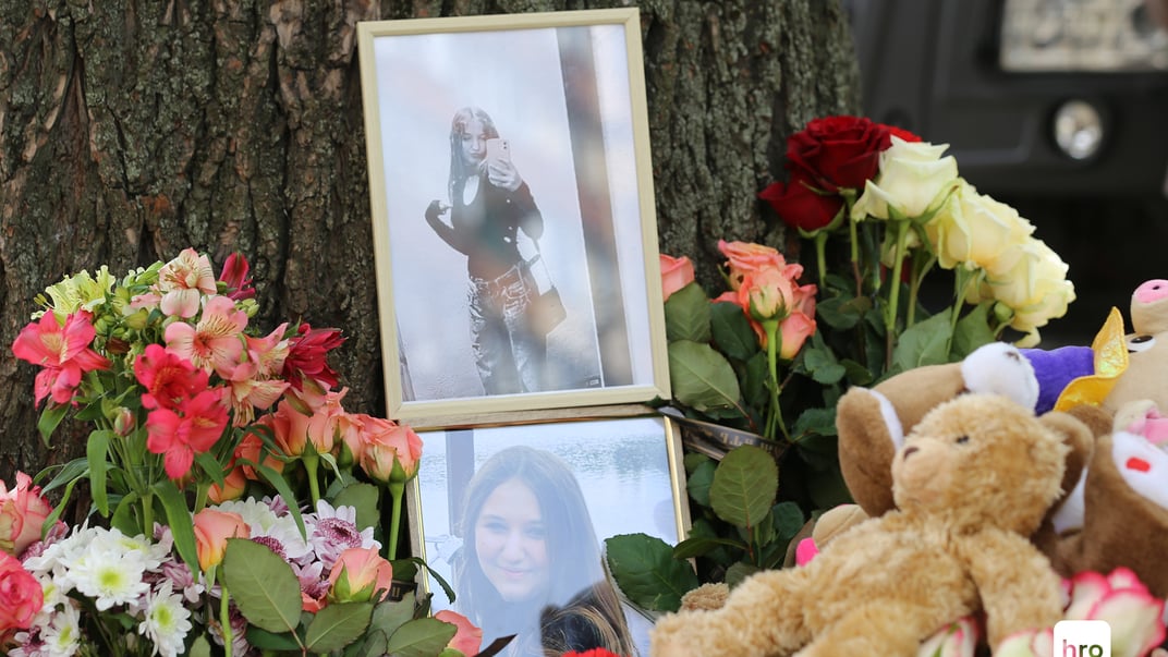 У Києві покладають квіти, аби вшанувати пам'ять загиблих унаслідок російського удару, 15 травня 2026 року