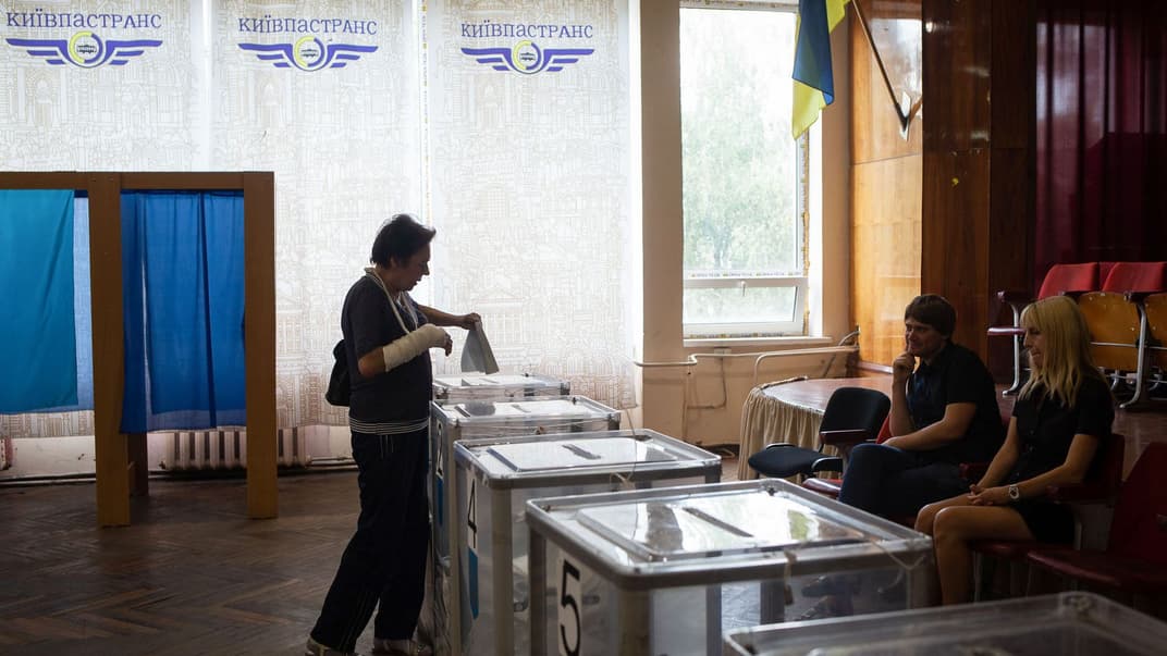 Избирательный участок в актовом зале Куреневского троллейбусного депо в день парламентских выборов, Киев, 21 июля 2019 года