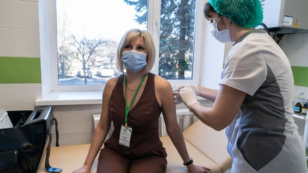 Олена Марченко, керівниця мобільного відділення вакцинації, отримує дозу вакцини AstraZeneca проти COVID-19, що продається під назвою CoviShield, у лікарні в шахтарському місті Селидове на сході України, 4 березня 2021 року