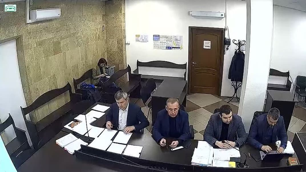 Народный депутат Дмитрий Исаенко (в центре) на заседании суда по избранию ему меры пресечения, 13 апреля 2023 года